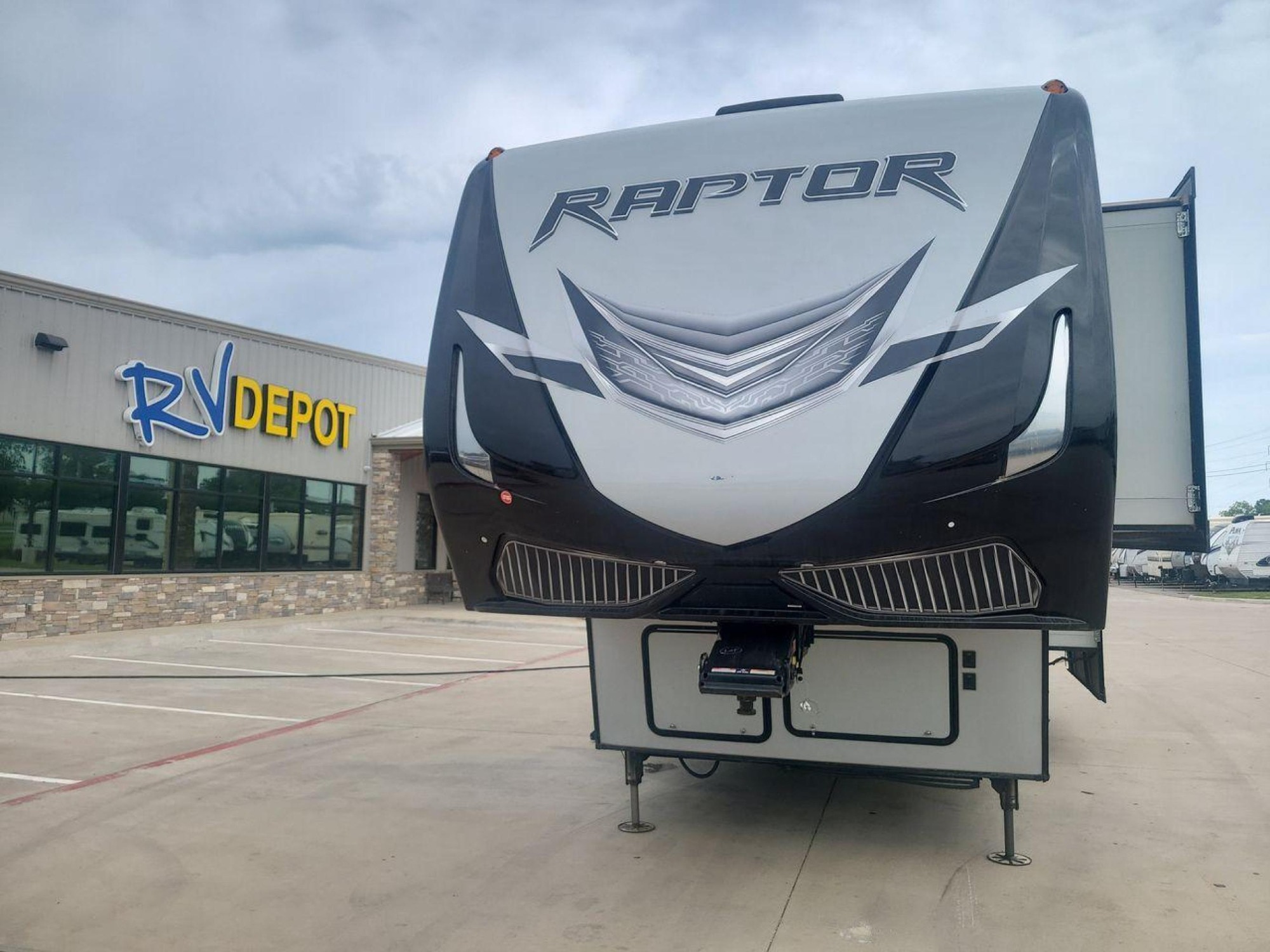 2018 WHITE KEYSTONE RAPTOR 353TS (4YDF35327JR) , Length: 39 ft. | Dry Weight: 13,850 lbs. | Gross Weight: 17,000 lbs. | Slides: 3 transmission, located at 4319 N Main St, Cleburne, TX, 76033, (817) 678-5133, 32.385960, -97.391212 - This 2018 Keystone Raptor 353TS measures 39 feet. It is a dual axle, aluminum wheel setup with hydraulic drum brakes. Its dry weight is 13,850 lbs; its payload capacity is 3,150 lbs, its hitch weight is 3,200 lbs, and the GVWR is 17,000 lbs. The fiberglass exterior is painted tan with black, white, - Photo #1